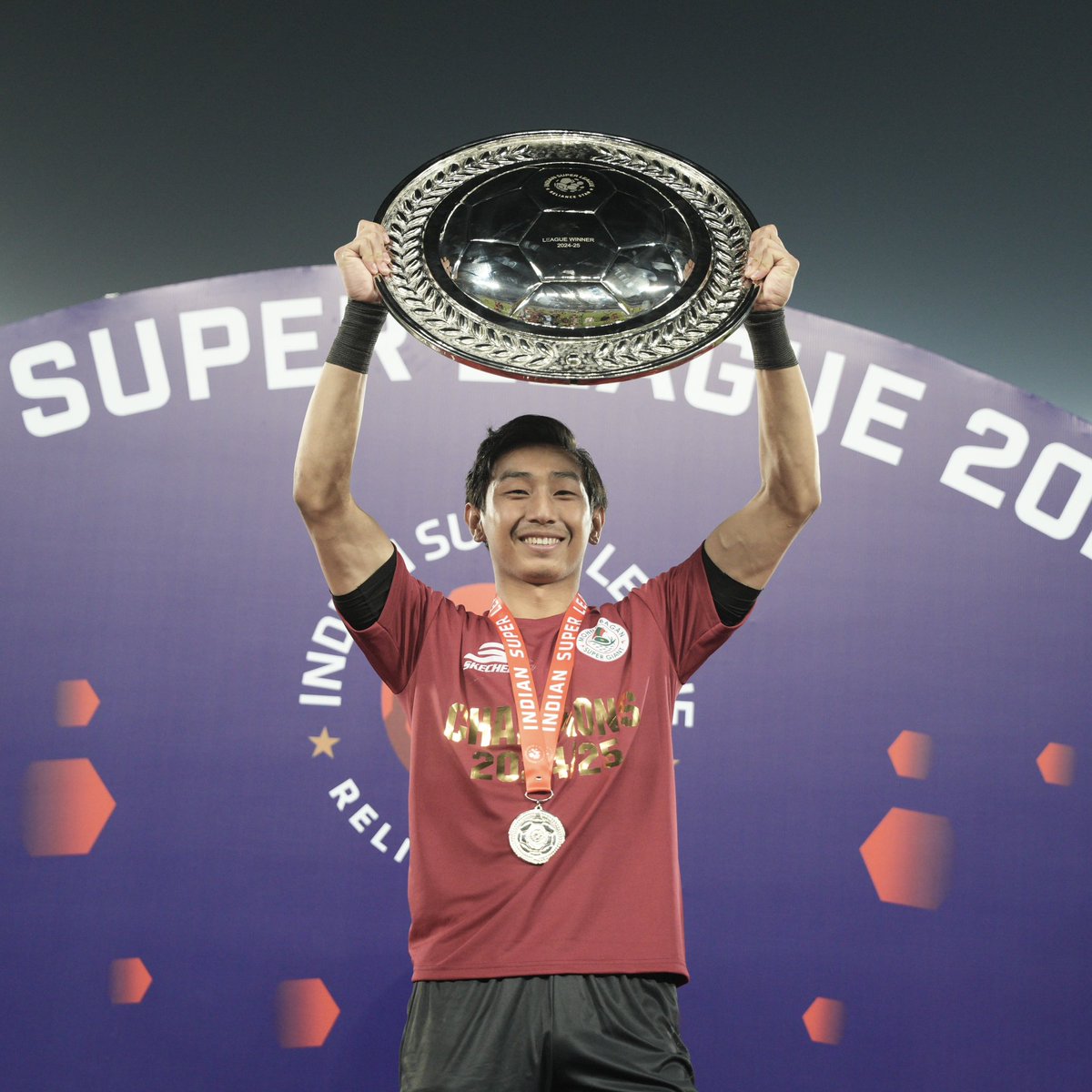 dhee_singh01's tweet photo. Indian Super League Winner 🛡️🥇 

@indiansuperleague 

#IndianSuperLeague #ChampionsOfIndia #LeagueWinner #ClassOf2025 #GreenAndMaroon #JoyMohunBagan #DM1 https://t.co/zSRGxkxn8c