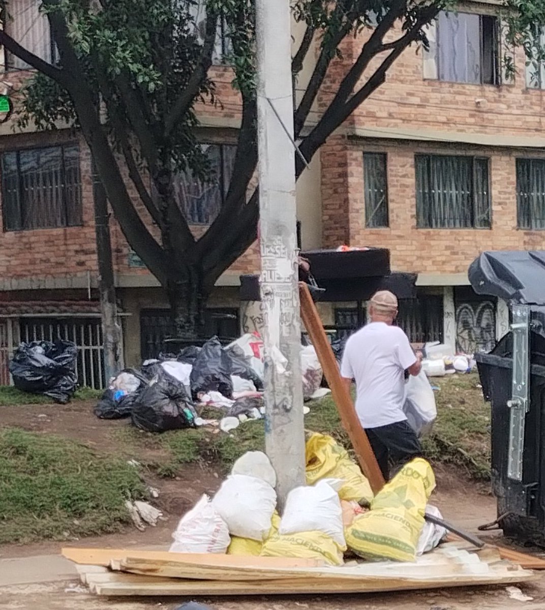 Maurici78829116's tweet photo. @AreaLimpiaESP @Uaesp @cesarsalamancaR @AlcaldiaSuba11 @Bogota Buenas tardes se informa presencia de desechos y basura en la carrera 130 con calle 139 bis barrio Tibabuyes Universal Localidad Suba en estos momentos. https://t.co/4qpwOoKFRK