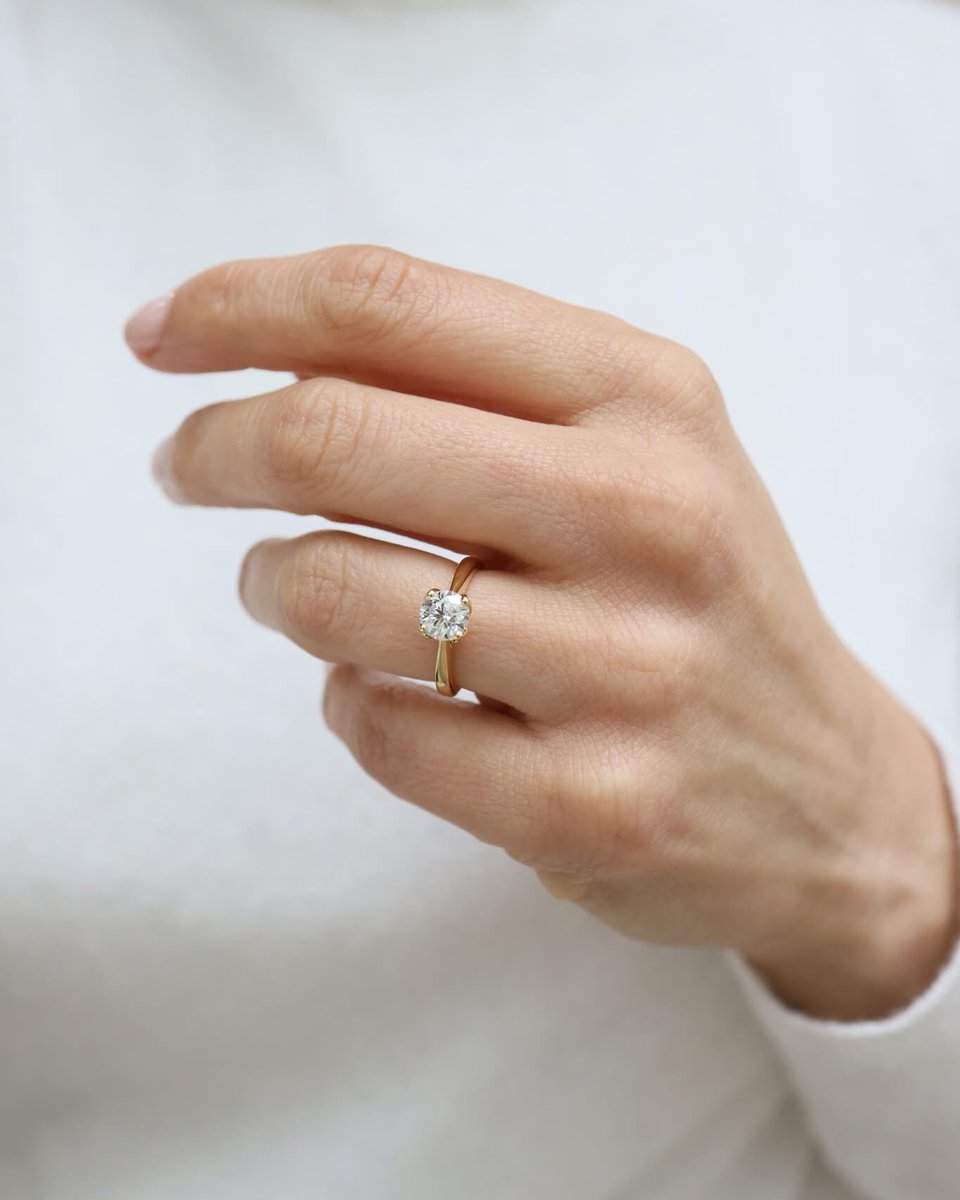 Harmonyjewelsld's tweet photo. Where simplicity meets brilliance
This 1ct Round Brilliant Solitaire ring proves that true elegance needs no introduction.
Find your perfect Solitaire ring today!
DM us!
.
.
.
#solitairering #solitairediamondring #rounddiamond #rounddiamondring #engagementringgoals #engagementring #engagementringideas #londonjeweler #londonjewelers #hattongardenjeweller #hattongardenjeweller