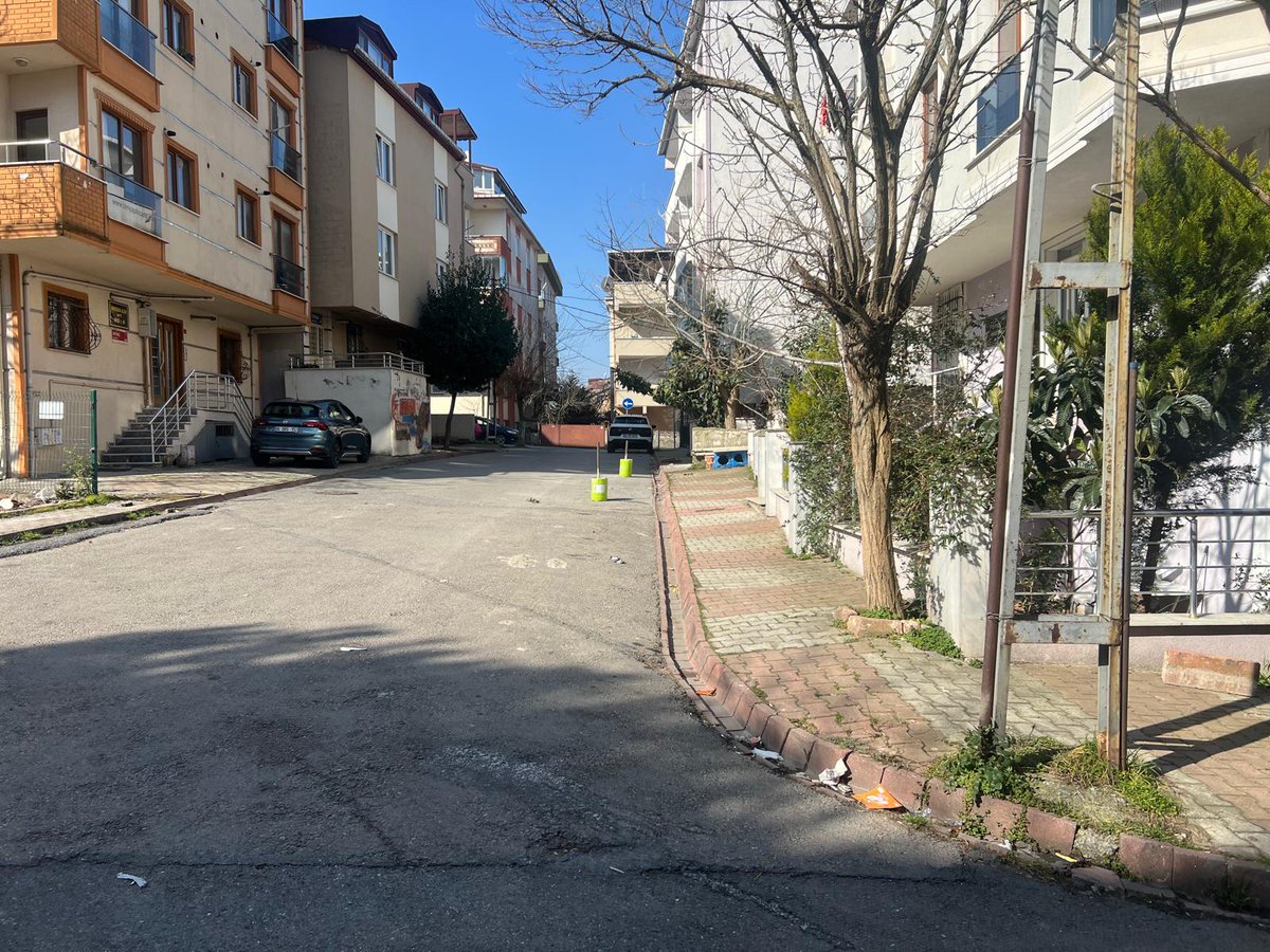 Selimsesli's tweet photo. Sokağımızda duba, beton kaldırım kaynaklı park sorunu yaşıyoruz. Birkaç kişi özel otopark gibi yolu sahiplenmiş durumda sürekli kavga vs. Sorunlar çıkıyor. Duba vs. Özel konulmuş aparatlarn kaldırılması ve cezai işlemlerin uygulanmasını rica ederiz.
@SancaktepeBeltr @ibbzabita https://t.co/jq2cESFn0x