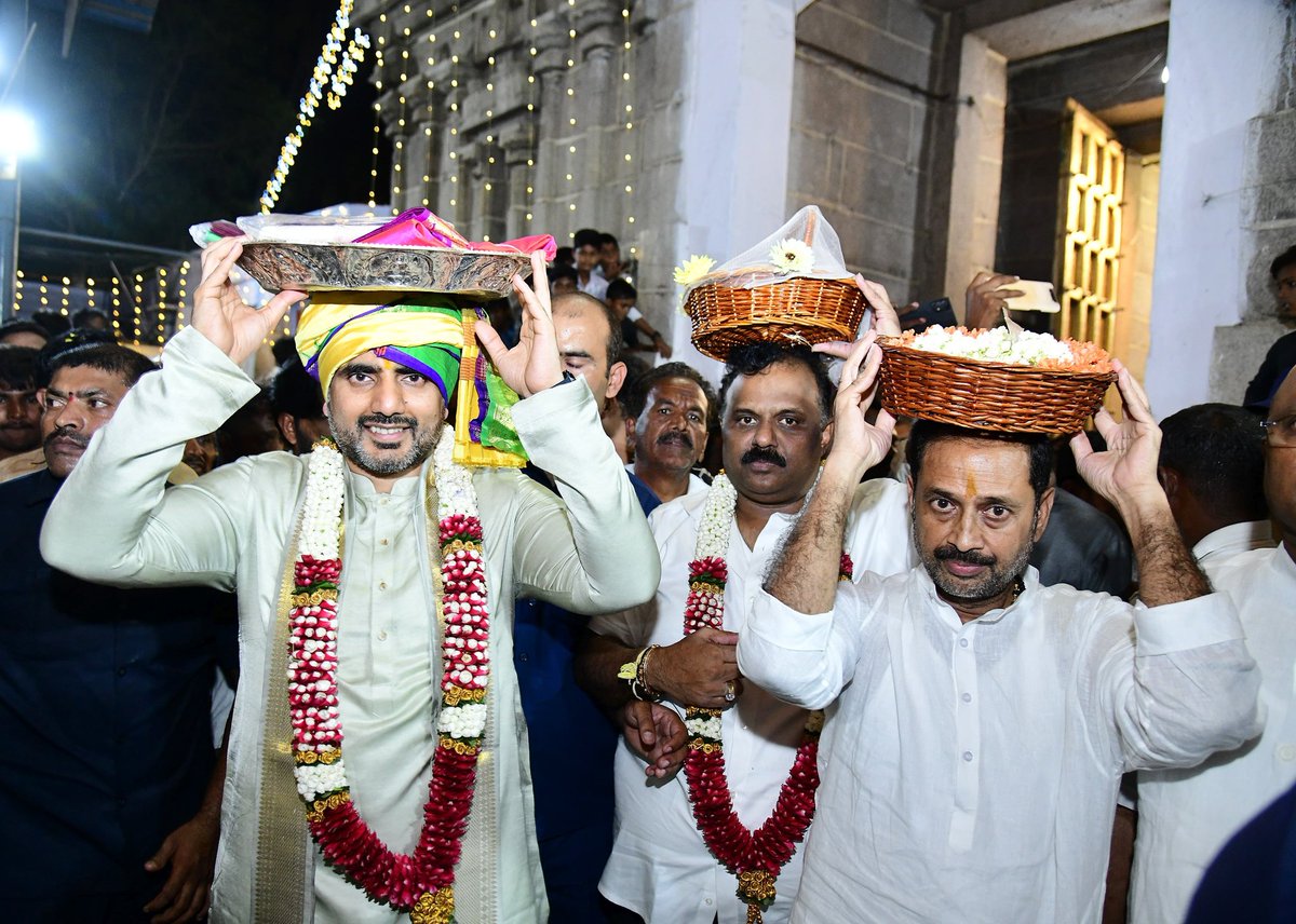 Raghubujji10's tweet photo. @apgrp2aspirants @AndhraPradeshCM @APDeputyCMO @naralokesh @OfficeofNL @PawanKalyan @ncbn @chiranjeevimlc @SrikanthMLC @Bhumireddymlc @AlapatiRaja_TDP @MeeRajasekhar @JaiTDP @JSPShatagniTeam దయ చూపించండి 
ఇది మంచి ప్రభుత్వం అని నమ్ముతున్నాం .
Roaster తప్పులు ఉన్నాయి .
Go 77 రద్దు చేసి 
మరల తిరిగి గ్రూప్ 2 నోటిఫికేషన్ ఇవ్వండి 
సబర్వాల్ తీర్పు ని అమలుపరచండి 
@naralokesh
#CancelGo77inAP
#RKSabharwalJudgement
#APGroup2ReNotification #APGroup2AspirantsDepression https://t.co/0a458numXe