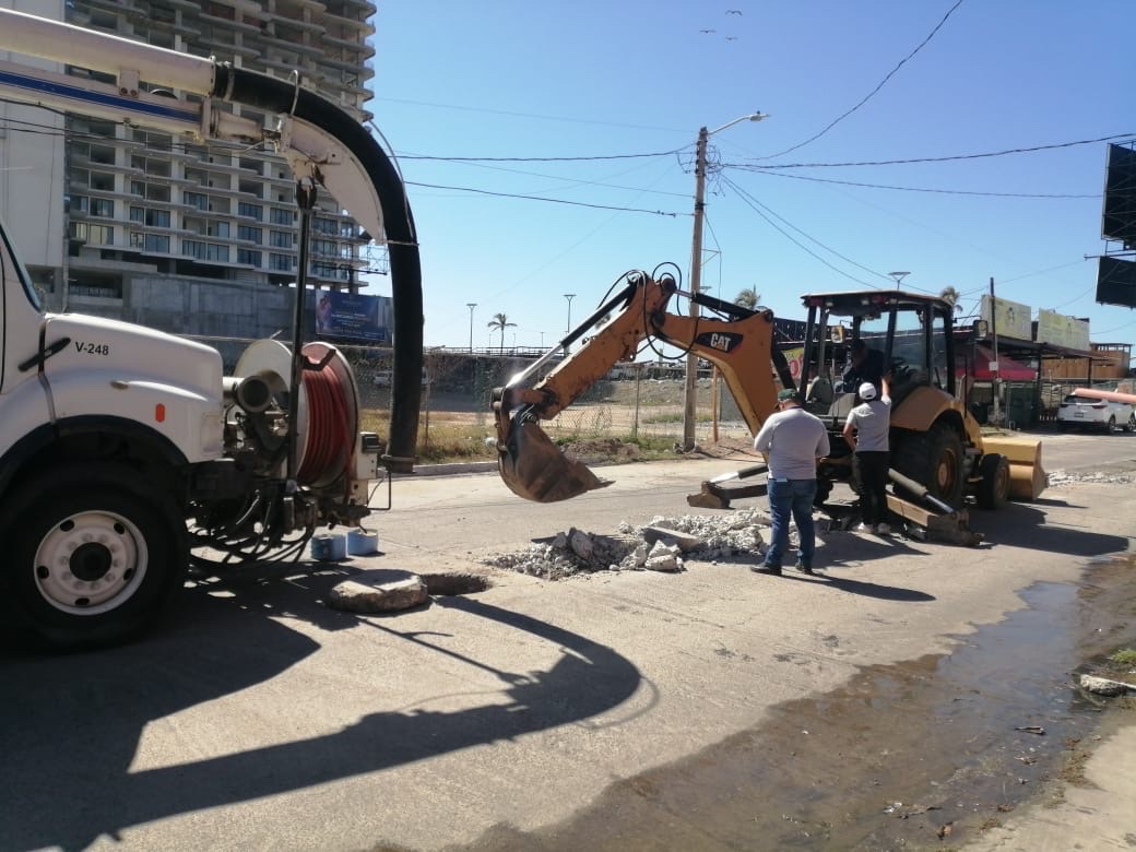 Este lunes 10 de marzo, se están realizando trabajos de reparación en la red de atarjeas de la Av. Cruz Lizárraga, donde se detectó un tramo dañado, entre las calles Gabriel Luna y Río Elota. Se recomienda transitar con precaución.