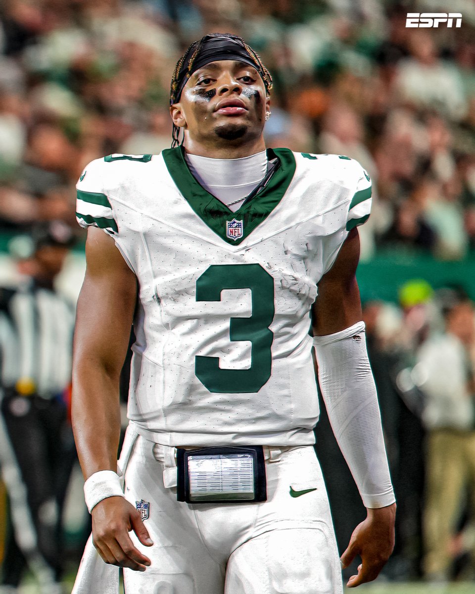 espn's tweet image. Breaking: Justin Fields has reached an agreement on a two-year, $40M deal that includes $30M guaranteed with the New York Jets, sources told @AdamSchefter.