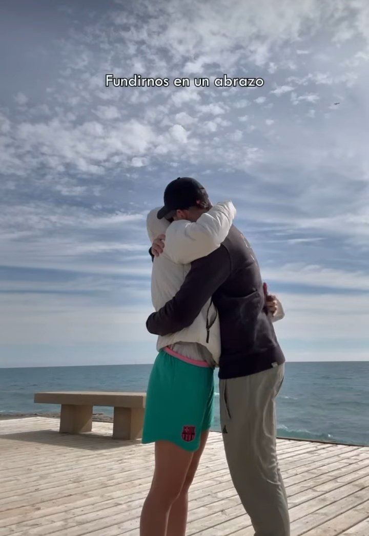 "A veces solo necesitamos ... fundirnos en un abrazo "

MAS TIERNOS NO PUEDEN SER POR FAVOR, DIOS PATRIA FAMILA AMÉN