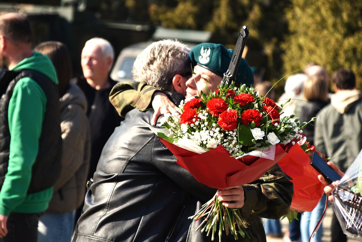 WCR_Lublin's tweet photo. Na dzisiejszy wieczór jeszcze dwa fotograficzne 📸 wspomnienia z sobotniej przysięgi żołnierzy #DZSW w #19LBZ w #DzieńKobiet 🌹 https://t.co/tCBGPczNal