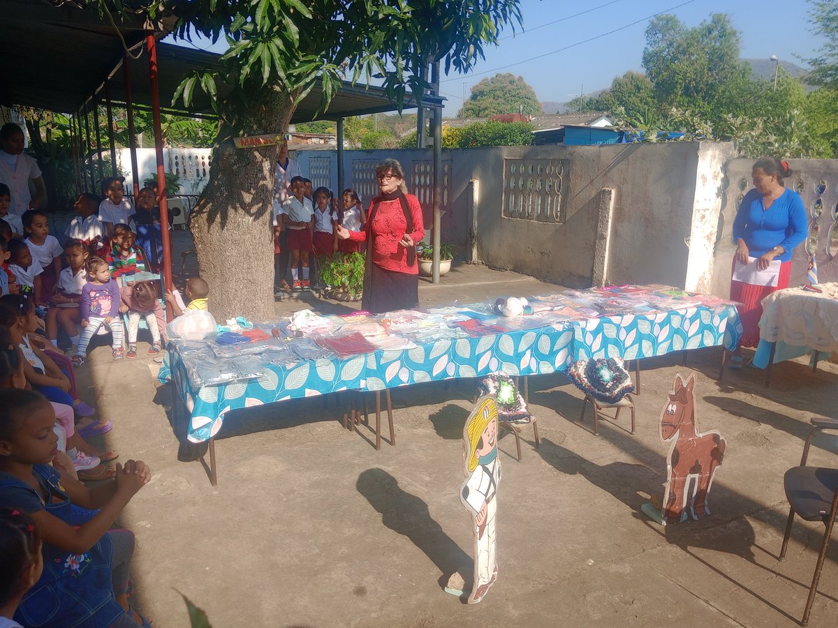 En la mañana de hoy la delegacion de la FMC del bloque del reparto 26 de julio, realizó un donativo de prendas de vestir y juguetes artesanales a nuestra institución.
<a href="/PlutinArgelio/">Argelio Plutin</a> <a href="/OdalisPerez79/">Odalis Perez</a> 
<a href="/AleidaSuarezSa2/">Aleida Suarez Sanchez</a> <a href="/LHierresuelo/">Luis Hierresuelo</a> <a href="/dmes/">Doug Mesecar</a>
