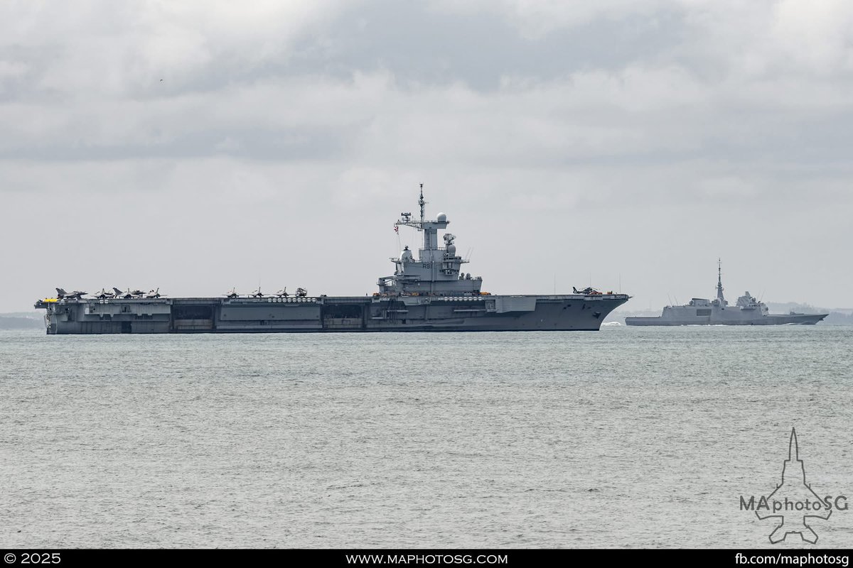 WarshipCam's tweet photo. French Navy aircraft carrier FS Charles de Gaulle (R91) and Aquitaine-class frigate FS Alsace (D656) leaving Singapore - March 10, 2025 #fscharlesdegaulle #r91

SRC: FB- Military Aviation Photography Singapore https://t.co/uozVMhMFY9