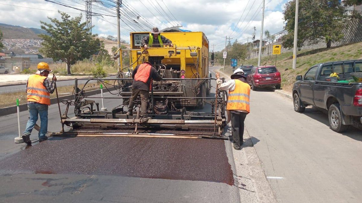 JorgeAldanaB's tweet photo. Aprovechamos que hoy es un día de asueto y por tanto, de bajo flujo vehícular para realizar la aplicación de microcarpeta asfáltica en el anillo periférico en la trocha qué conduce al norte de la capital. 

Con la aplicación el micro carpeta, estamos corrigiendo los daños de la calzada y así dejamos una vía sin desniveles, ni hundimientos.
 
De dia y noche, el trabajo por el pueblo no se detiene. ☀️🌔🚧💪��