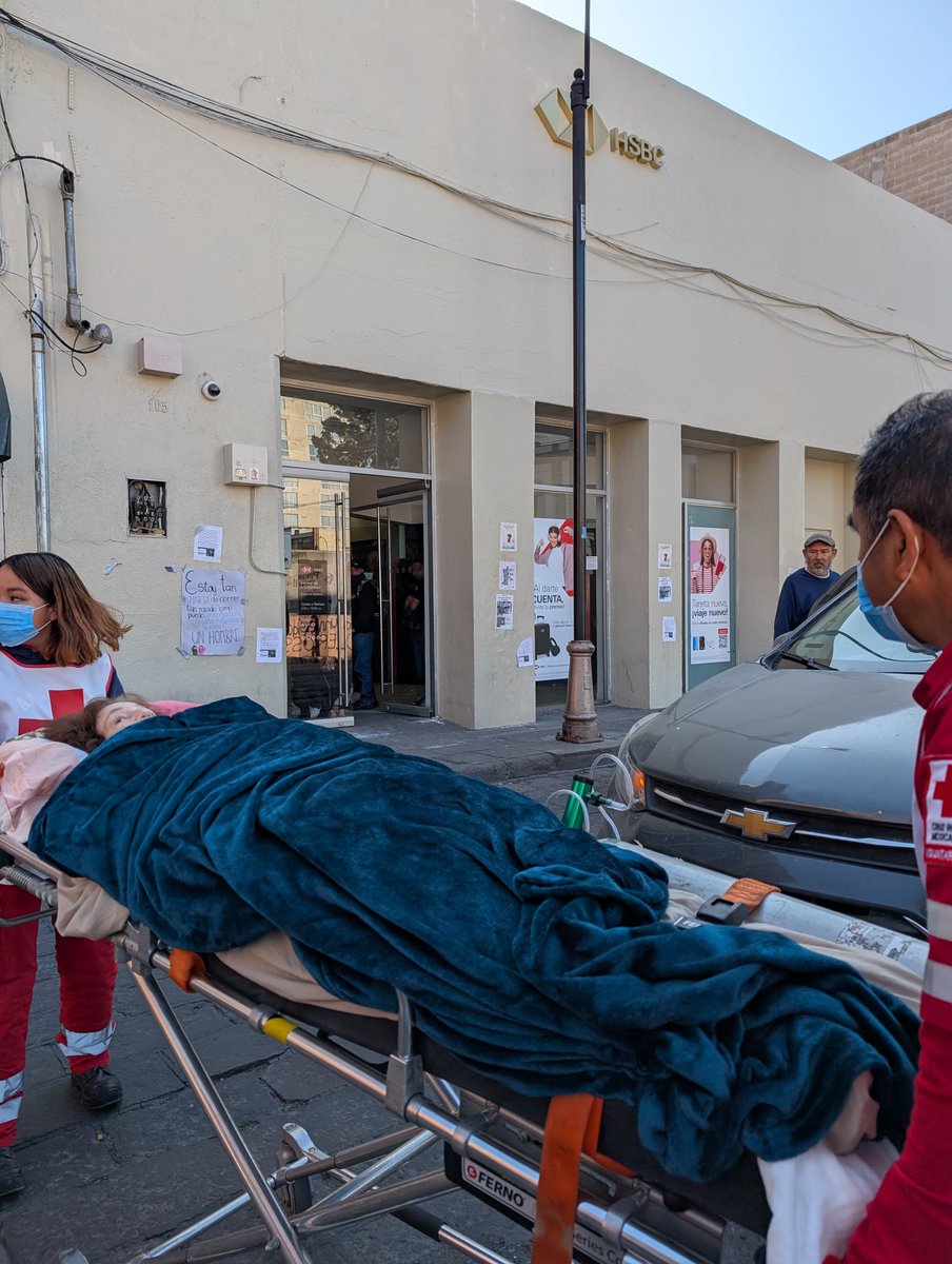 andre_desb's tweet photo. Entonces, nos vimos obligados a pedir un PRÉSTAMO para poder contratar un servicio de ambulancias que pudiera llevar a mi abuela a la sucursal de HSBC en Plaza Fundadores San Luis Potosí, ya que el dinero de la cuenta está restringido por el bloqueo y no teníamos para pagar (4/6) https://t.co/LcEBqCaZwD