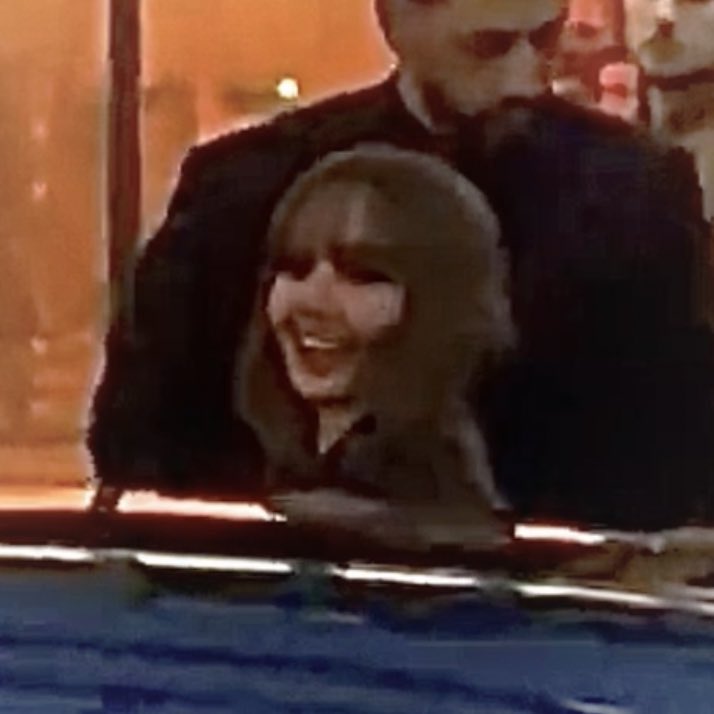 Rosie_PHK's tweet photo. เสียงทักทายสดใสมากก

LV QUEEN LISA AT PFW
#LISAxLVFW25
#LISAxLouisVuitton
#LVFW25
 https://t.co/Ap6M3bMqry