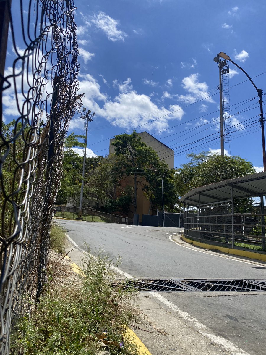 gg_alexand95764's tweet photo. Hoy fui a la cárcel del Rodeo 1, lugar en donde fueron tomadas esta fotografía en donde está Nahuel caminando. Fotografías que el mismo gobierno de 🇻🇪 difundió el 02/01/2025. Unos sujetos encapuchados y armados me dijeron que Nahuel no está ahí. 
ENTONCES 
¿Dónde está Nahuel? https://t.co/Jf1yCqrK4h