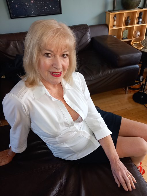 Watch Naughty Teacher & REAL WOMAN's leaked NSFW photo on TwXstars