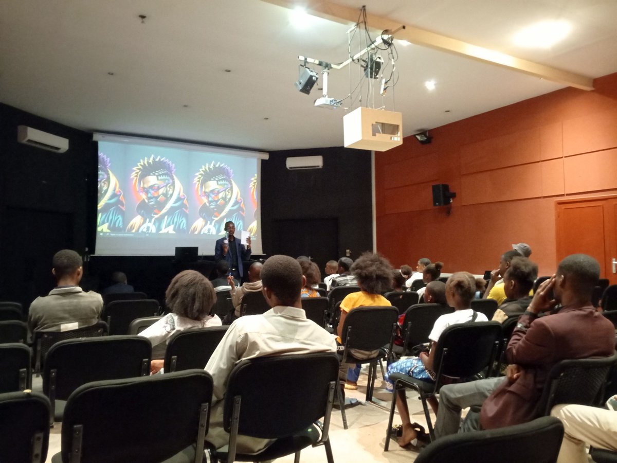 tresorkalonji's tweet photo. À @halledelagombe, nous avons enseigné l'histoire et la géographie de manière ludique, à travers un jeu pédagogique. Puis, une séance a été consacrée aux techniques de création d'animations offrant une application concrète de la technologie utilisée dans les jeux pédagogiques. https://t.co/viFMBzSzyS