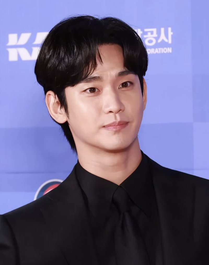 pannatic's tweet photo. "Someone's going to get exposed for dating an 8th grader tomorrow" ... Hoverlab responds after Kim Sooohyun threatens to take legal action

https://t.co/U0rASbgsDe
#KimSoohyun #김수현 https://t.co/OHE0maQ13h