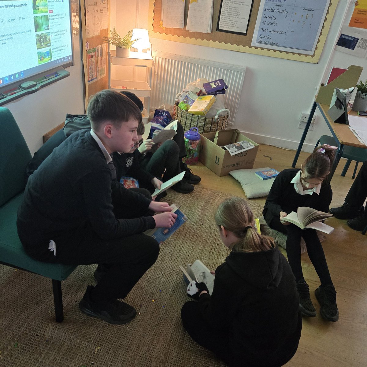 Today in reading book clubs, we set our pages to read for this week and then set our independent comprehension tasks too! #antolit