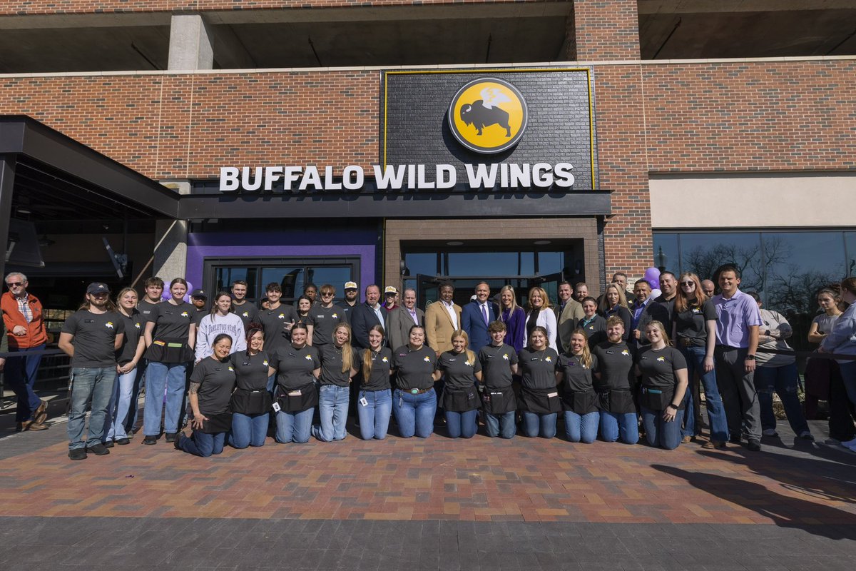 TarletonPrez's tweet photo. Exciting day @TarletonState as we officially opened Buffalo Wild Wings on campus! Proud to see our campus growing as we enhance the student experience 💜 https://t.co/yhrt8TiVxI