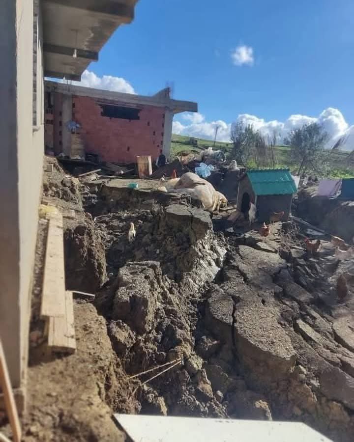Tamazgha_'s tweet photo. ⭕️ Bilan de l'expertise du CTC des habitations touchées  par un glissement de terrain à Ouled Aissa Draa El Mizan : 

92 habitations expertisées 
-55 habitations (rouge) 
-37 habitations (orange et vert)
-40 familles relogées
-15 familles, dont leurs habitations classées au rouge, font objet
 d'enquête en attendant leur recasement avant jeudi 13 mars 2025.

Une enquête technique pour connaître les causes à l'origine de ce glissement.(Wali de Tizi-Ouzou ce lundi 10 mars 2025.