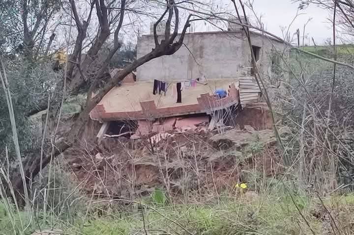 ⭕️ Bilan de l'expertise du CTC des habitations touchées  par un glissement de terrain à Ouled Aissa Draa El Mizan : 

92 habitations expertisées 
-55 habitations (rouge) 
-37 habitations (orange et vert)
-40 familles relogées
-15 familles, dont leurs habitations classées au