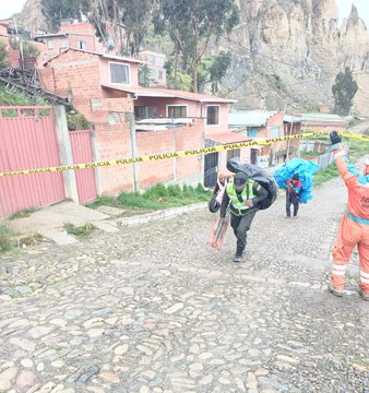 rtp_bolivia's tweet photo. #RTPInforma
🚨Personal de la #Policía de La Paz también ayuda, además de funcionarios de la Alcaldía de La Paz y Bomberos, en los trabajos de evacuación de las familias que viven en #Codavisa, sector afectado por posibles deslizamientos debido a las lluvias.
Foto: Policía Boliviana