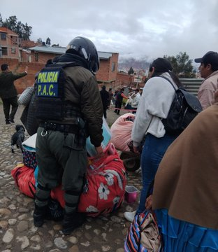rtp_bolivia's tweet photo. #RTPInforma
🚨Personal de la #Policía de La Paz también ayuda, además de funcionarios de la Alcaldía de La Paz y Bomberos, en los trabajos de evacuación de las familias que viven en #Codavisa, sector afectado por posibles deslizamientos debido a las lluvias.
Foto: Policía Boliviana