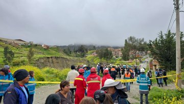 rtp_bolivia's tweet photo. #RTPInforma
🚨Personal de la #Policía de La Paz también ayuda, además de funcionarios de la Alcaldía de La Paz y Bomberos, en los trabajos de evacuación de las familias que viven en #Codavisa, sector afectado por posibles deslizamientos debido a las lluvias.
Foto: Policía Boliviana