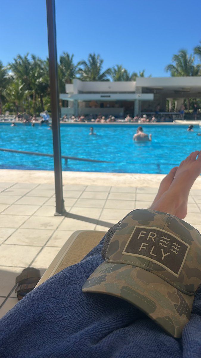 R0bertGriffinIV's tweet photo. Hundreds of women at this resort, but I won’t talk to a single one. Too busy thinking about a girl who might like me. Maybe 60% sure. Wouldn’t trade it for the world tho https://t.co/GbtpTBpt3q