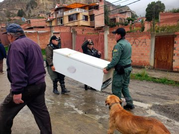 rtp_bolivia's tweet photo. #RTPInforma
🚨Personal de la #Policía de La Paz también ayuda, además de funcionarios de la Alcaldía de La Paz y Bomberos, en los trabajos de evacuación de las familias que viven en #Codavisa, sector afectado por posibles deslizamientos debido a las lluvias.
Foto: Policía Boliviana