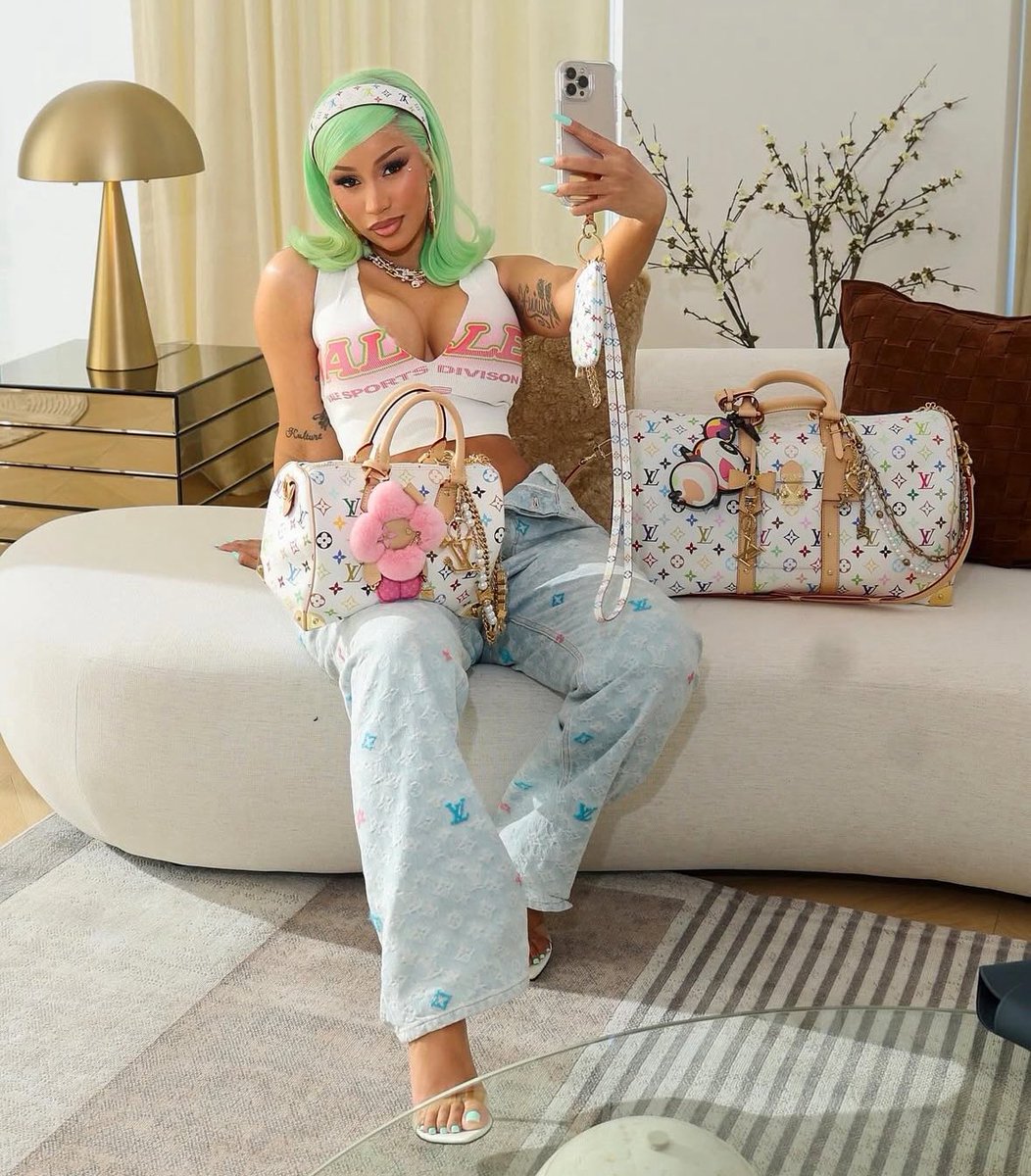 cardizplayboyzz's tweet photo. She is so fione like I’m always gagging https://t.co/VkM68EEANr
