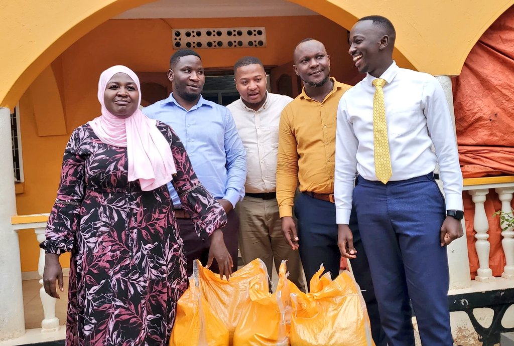 ONC UPDATES 🚨: Earlier today,In the spirit of giving during the holy month of Ramadan, Central Region Youth MP aspirant Ngabo Timothy has donated rice to support needy Muslims, enabling them to observe their fast with dignity.
#M7OncAtWork
#MzeeKuBallot2026👇