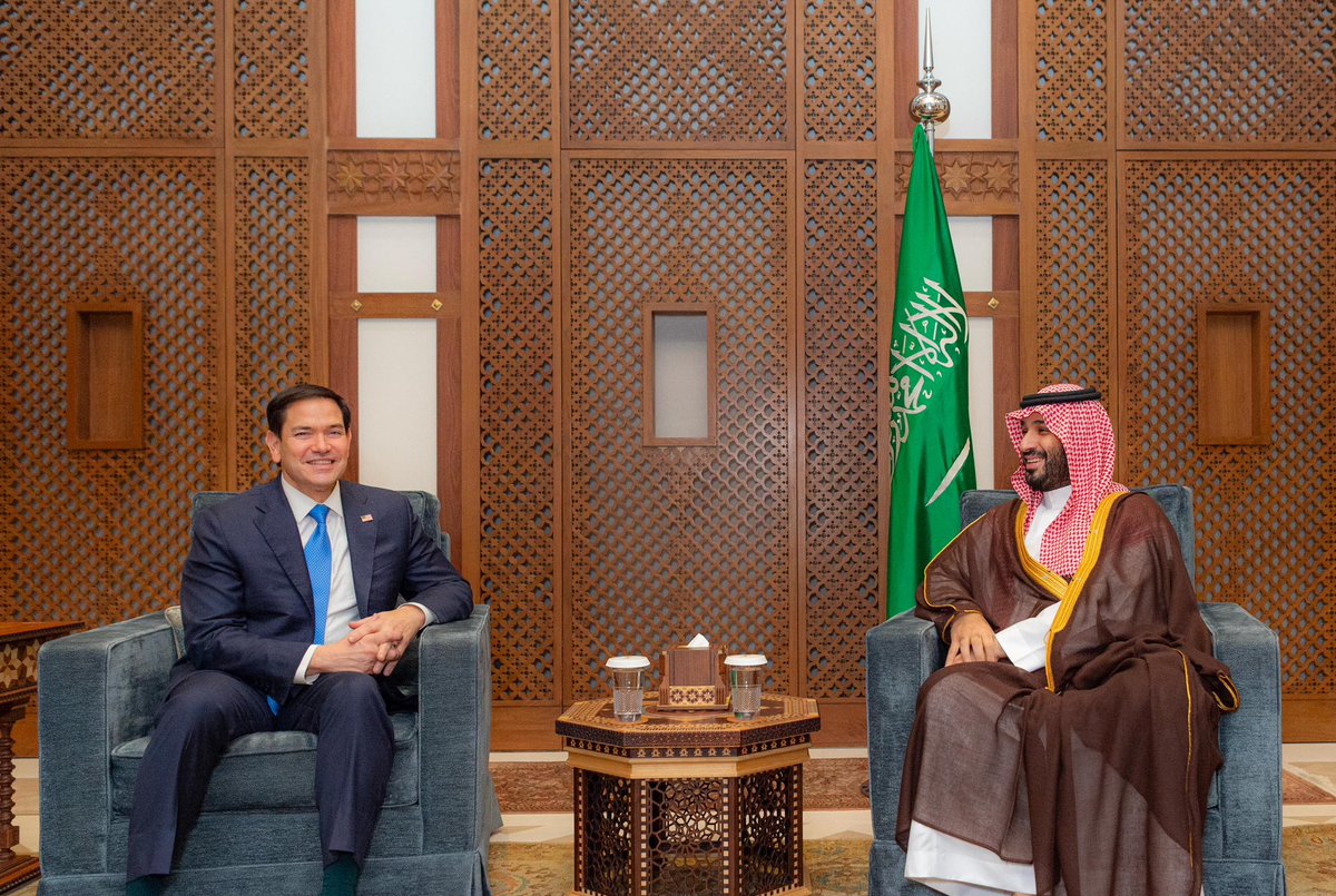 Bandaralgaloud's tweet photo. سمو سيدي #ولي_العهد يستقبل وزير الخارجية الأمريكي. https://t.co/UReEr7LcSN