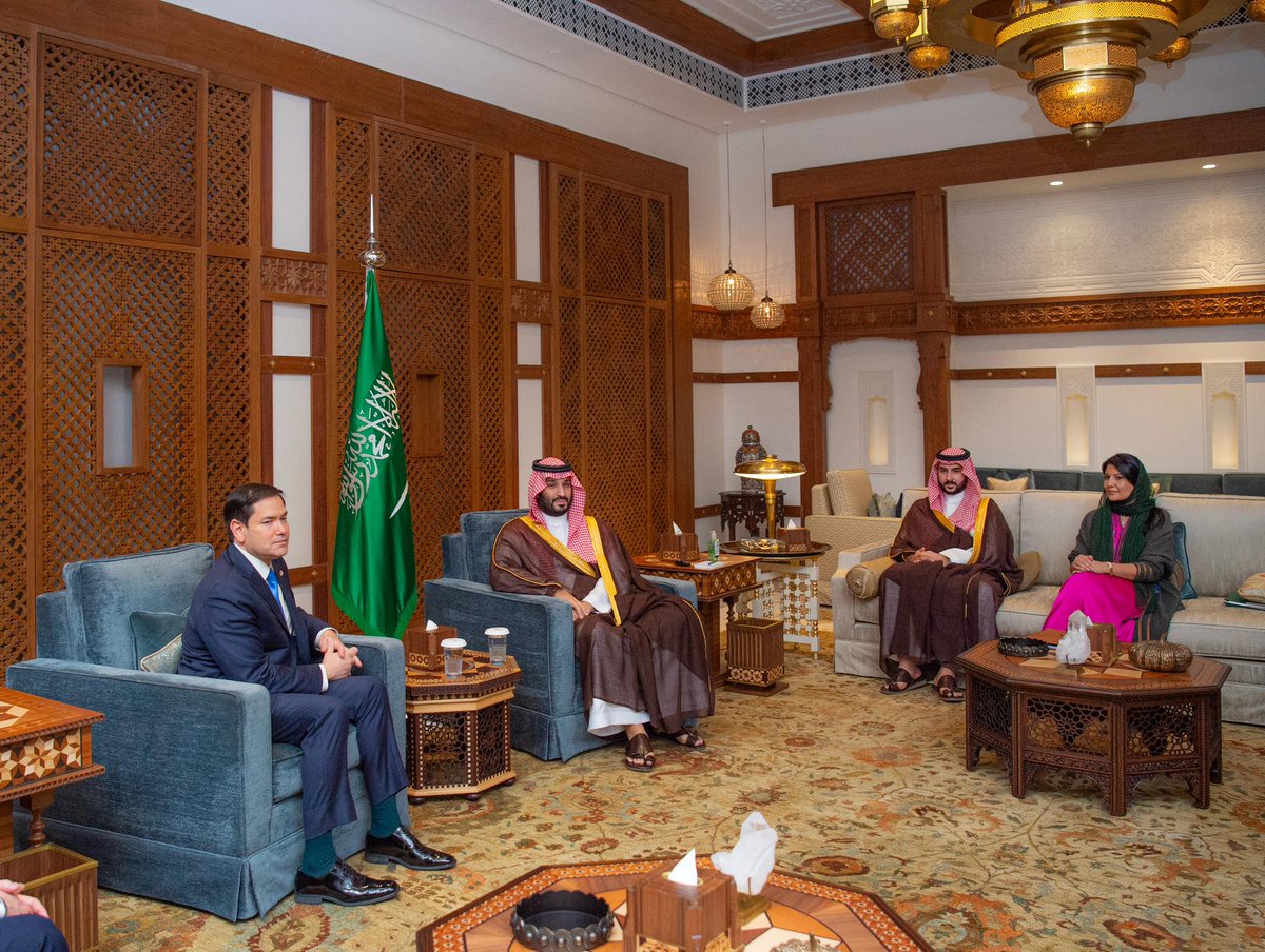 Bandaralgaloud's tweet photo. سمو سيدي #ولي_العهد يستقبل وزير الخارجية الأمريكي. https://t.co/UReEr7LcSN