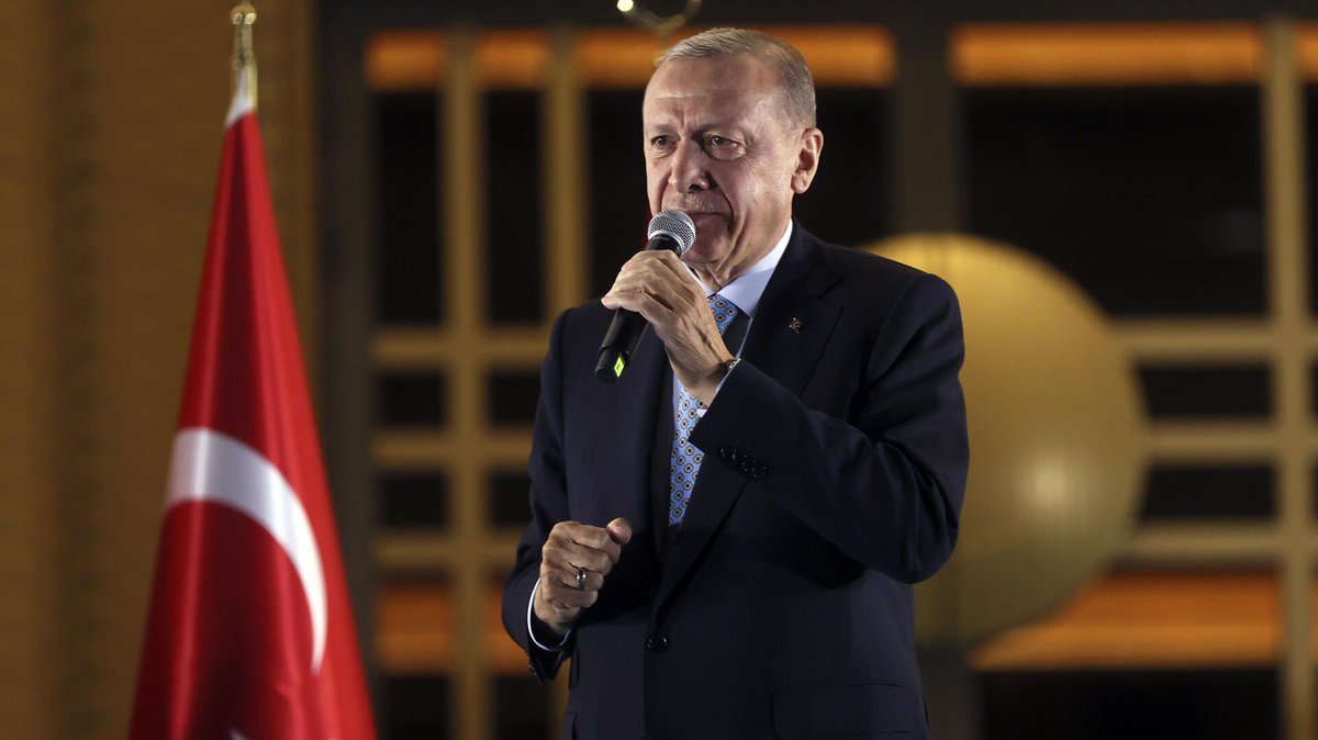 Cumhurbaşkanı Erdoğan: 

Suriye konusunda kimse bize vicdan dersi veremez.

Masum çocuklar öldürülürken 14 yıl boyunca susanlar bugün çıkıp bize hadsizlik edemez.