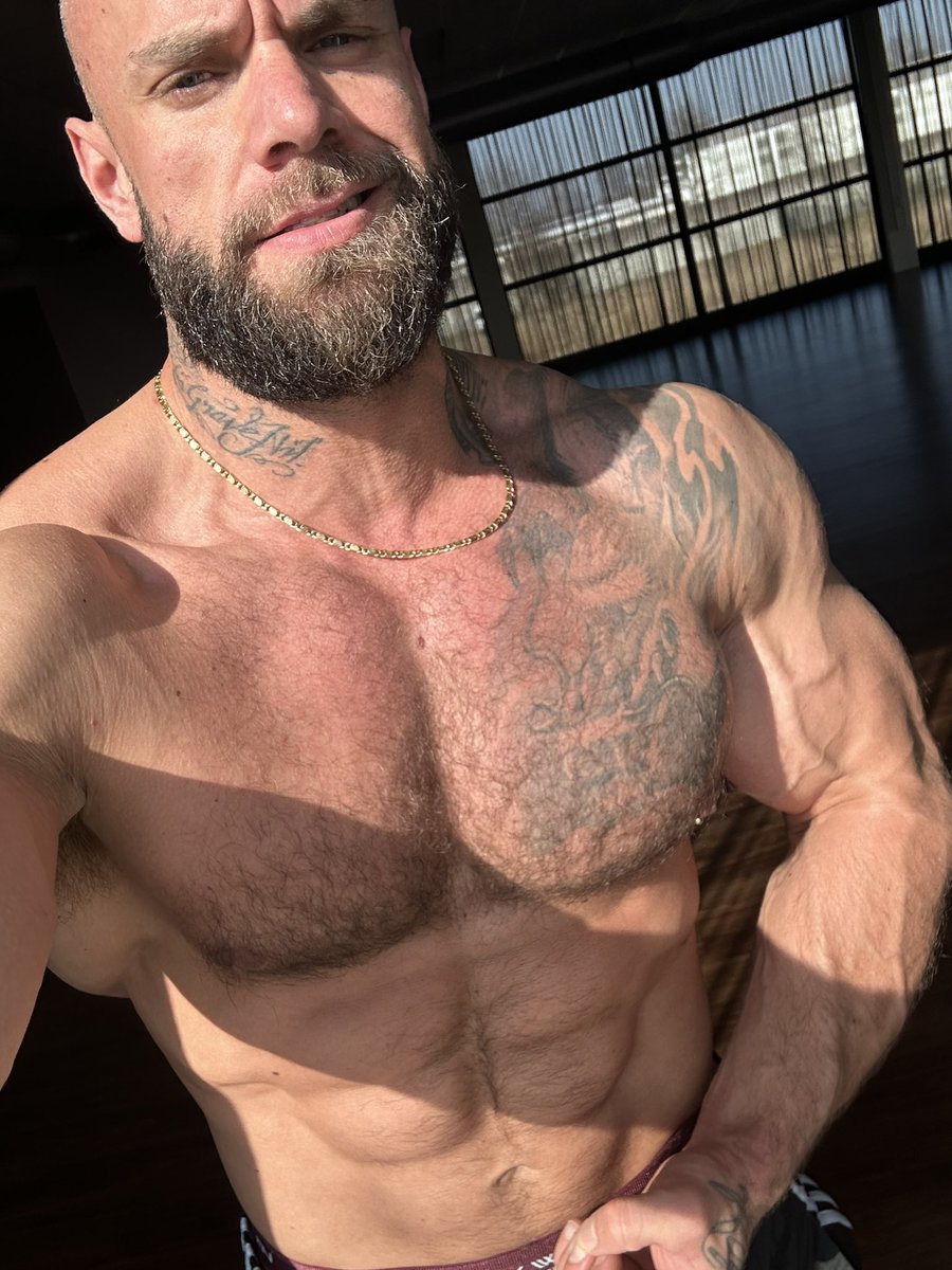 Muscledadd11061's tweet image. Huge Muscledaddy waiting for another session💦 RT if you like big muscle guys 🍆