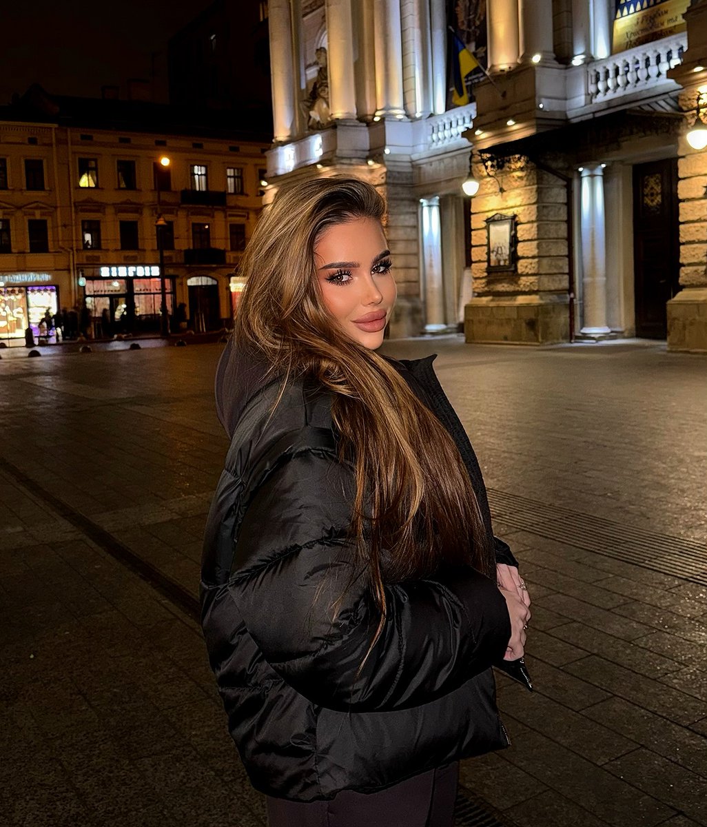 Capturing moments of joy in the city lights.💖 #StreetFashion #CityVibes