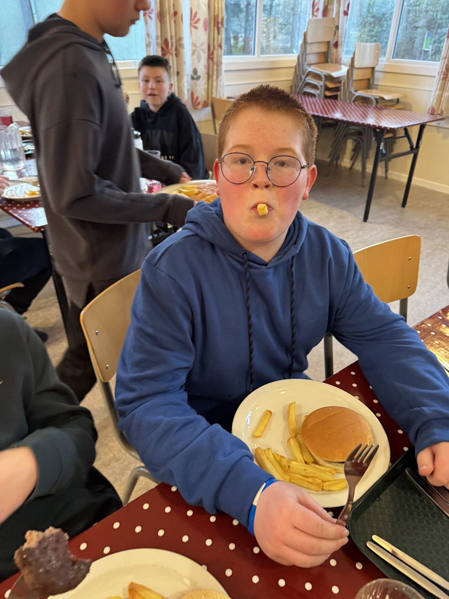 BurghPrimary's tweet photo. Dinner time at Lendrick Muir 
🍽️ 🍝 🍔 🍗 🍟  #LendrickMuir #residential #goodtimes #makingmemories https://t.co/THKas1m476