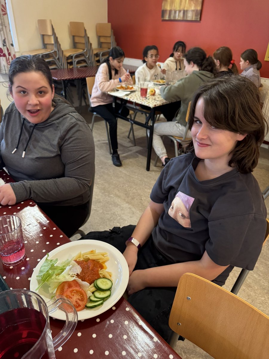 BurghPrimary's tweet photo. Dinner time at Lendrick Muir 
🍽️ 🍝 🍔 🍗 🍟  #LendrickMuir #residential #goodtimes #makingmemories https://t.co/THKas1m476