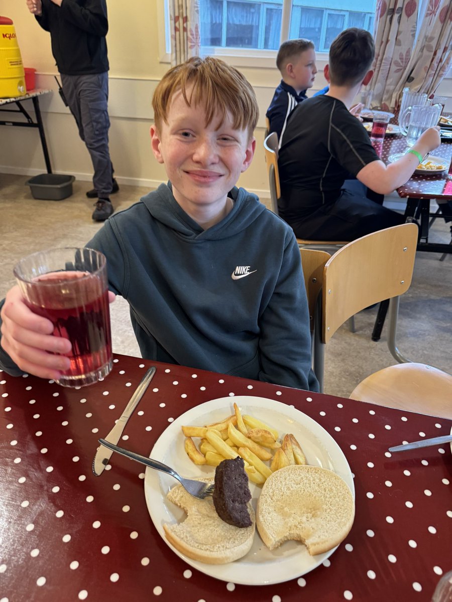 BurghPrimary's tweet photo. Dinner time at Lendrick Muir 
🍽️ 🍝 🍔 🍗 🍟  #LendrickMuir #residential #goodtimes #makingmemories https://t.co/THKas1m476