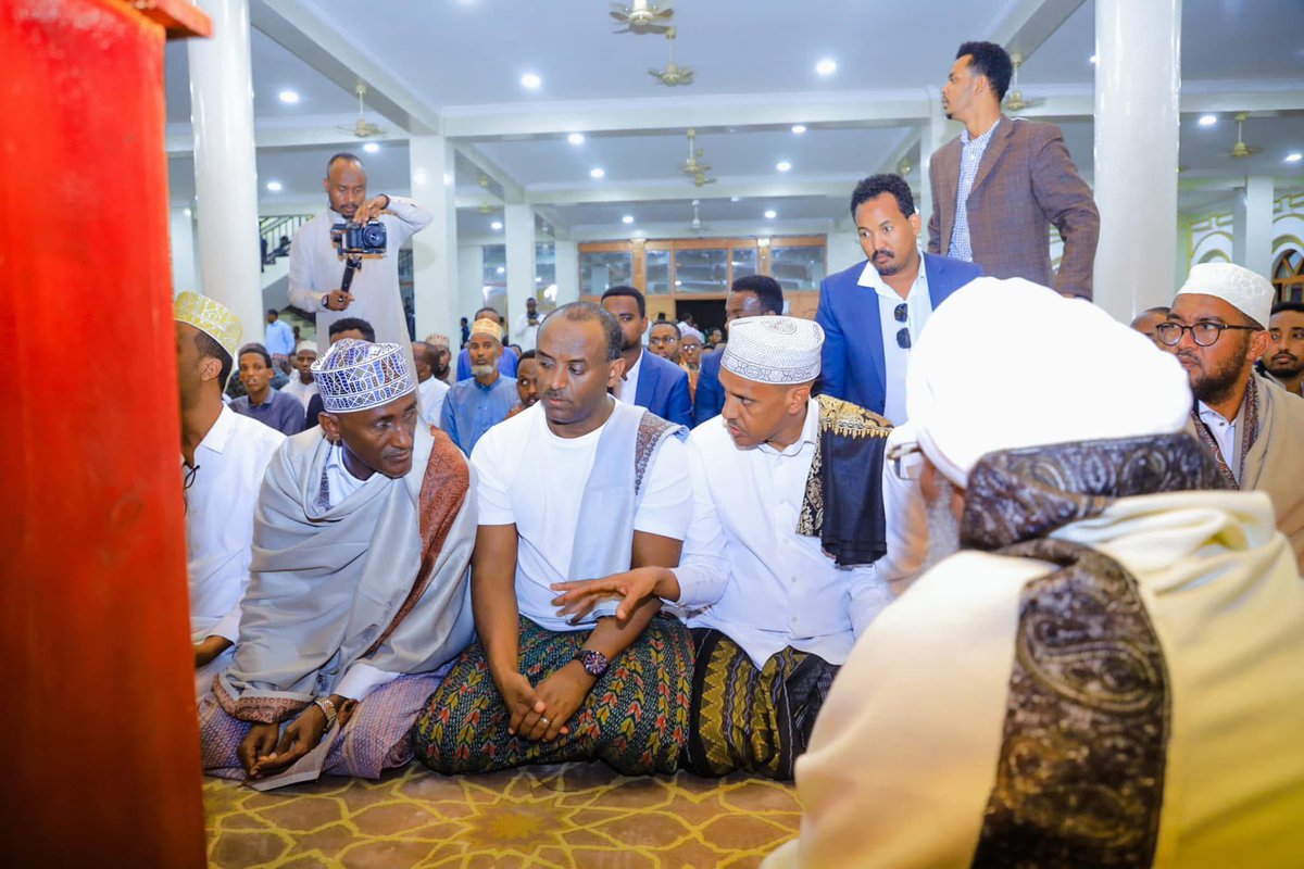 SRSPresident_'s tweet photo. President Mustafa Muhummed Omar, Awal Arba, Sheikh Haji Ibrahim Tufa, Mohammed Idris, and other officials prayed the Isha and Tarawih prayers with the community at the Osman Binu Afwan Mosque in Jigjiga. https://t.co/Ym3DvPktyQ