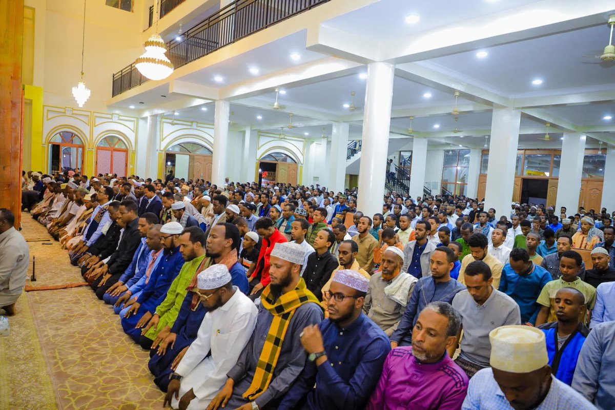 SRSPresident_'s tweet photo. President Mustafa Muhummed Omar, Awal Arba, Sheikh Haji Ibrahim Tufa, Mohammed Idris, and other officials prayed the Isha and Tarawih prayers with the community at the Osman Binu Afwan Mosque in Jigjiga. https://t.co/Ym3DvPktyQ