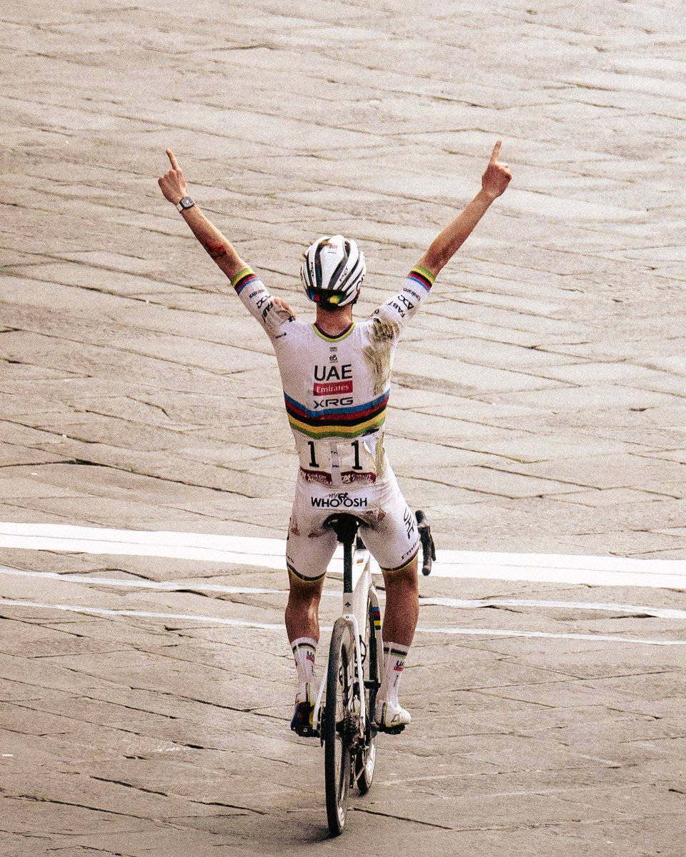 AlenMilavec's tweet photo. Iconic…
This is how legends are born. Today was about more than just racing, it was about sportsmanship and never giving up.
This is how an athletes inspires future generations and the rest of us.
#sport #cycling #cyclinglife #cyclingpics #cyclingphotos #italy #siena  #emotions https://t.co/KAsSWPmnIr