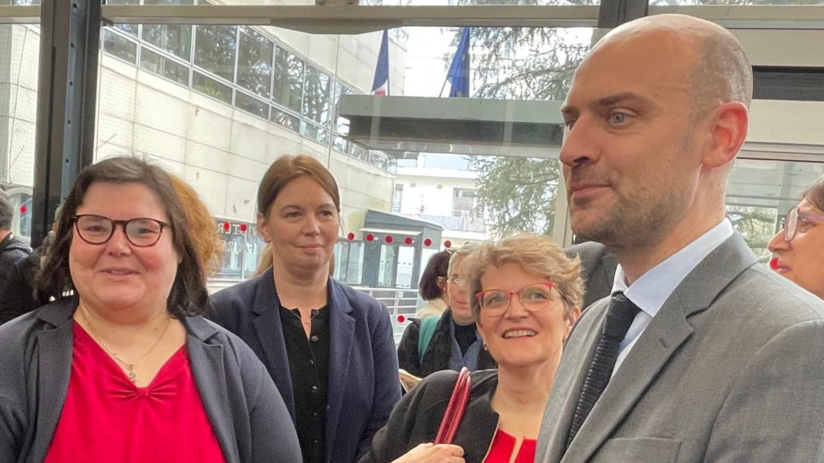 LaurenceBrattin's tweet photo. A l'occasion de son déplacement à #Nantes, le ministre @jnbarrot a fait connaissance avec les agents du #CSRH. Créé en 2012, le centre de services des #RH, qui amorce une période de #transformation, est compétent pour 9.500 agents @francediplo, en centrale et à l'étranger. https://t.co/DdZTD7J5CX