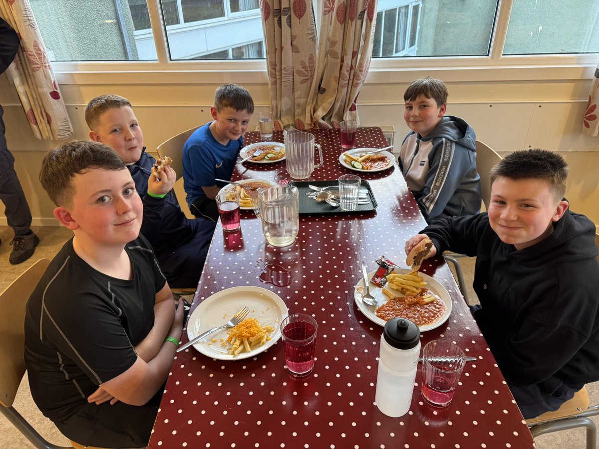 BurghPrimary's tweet photo. Dinner time at Lendrick Muir 
🍽️ 🍝 🍔 🍗 🍟  #LendrickMuir #residential #goodtimes #makingmemories https://t.co/y1jTgtRWzX