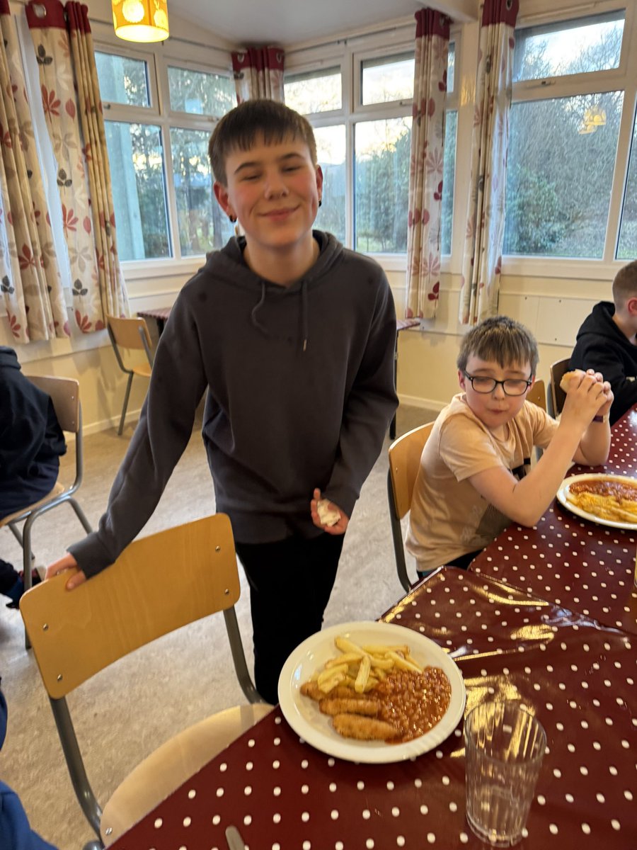 BurghPrimary's tweet photo. Dinner time at Lendrick Muir 
🍽️ 🍝 🍔 🍗 🍟  #LendrickMuir #residential #goodtimes #makingmemories https://t.co/DGulVoE5D5