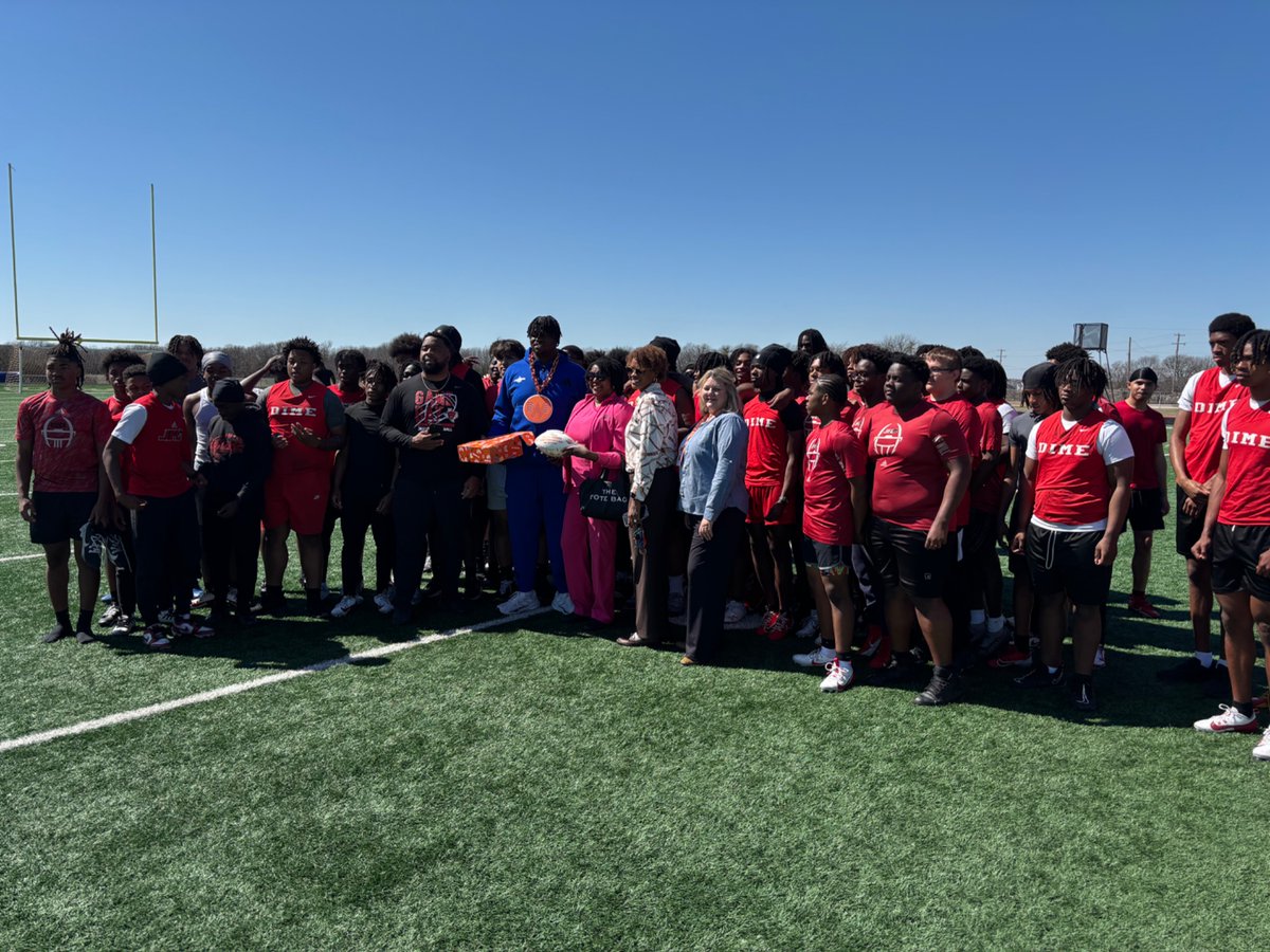 Horn Jags Football (@hornjagsrecruit) on Twitter photo Honored to have <a href="/WhataSuperTeam/">Whataburger Super Team</a> present <a href="/TheLamontRogers/">Lamont Rogers</a> his 2024 Super Team award today #JFL Honored to have <a href="/WhataSuperTeam/">Whataburger Super Team</a> present <a href="/TheLamontRogers/">Lamont Rogers</a> his 2024 Super Team award today #JFL