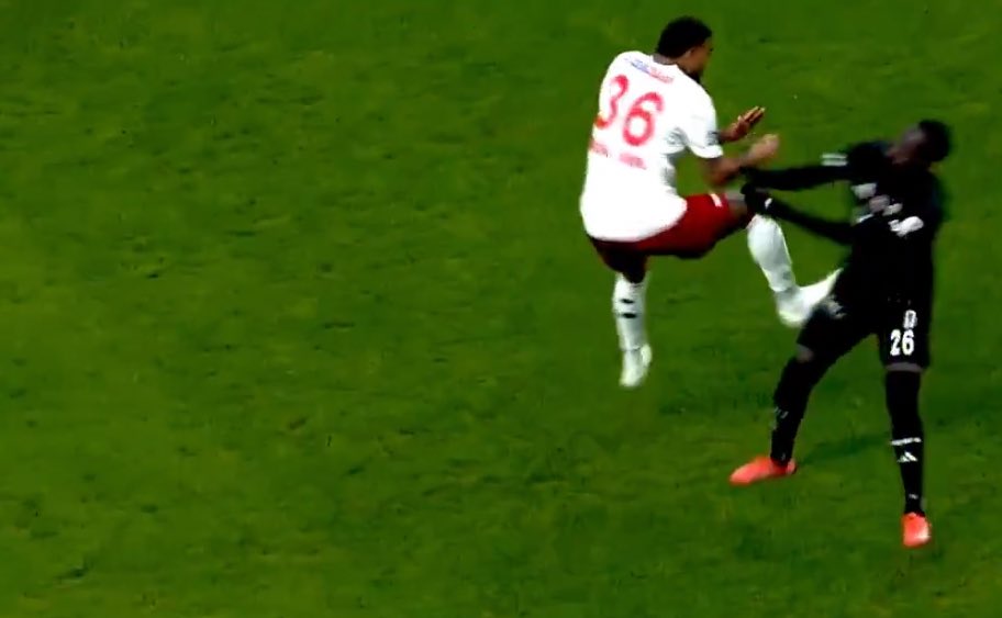 Viana'nın kırmızı kart gördüğü pozisyonda Selçuk İnan: "Hocam faul bile yok."

🤦🏻🤦🏻🤦🏻