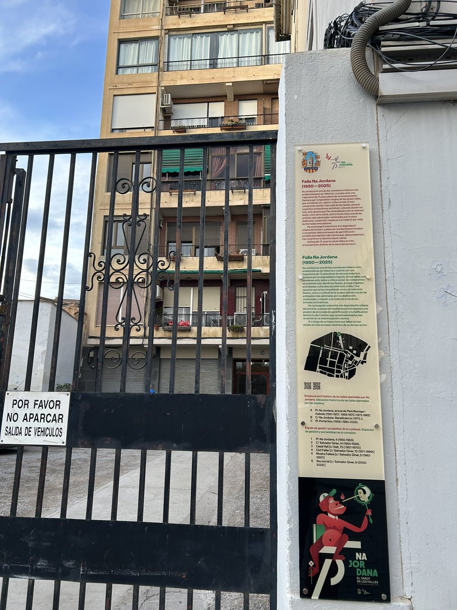 delsfallers's tweet photo. El año 1971 trajo un gran regalo 🎁 al #edificidelsfallers. La falla @najordana se plantó delante mismo del edificio, haciendo las delicias de los vecinos. Hoy la falla, mediante una placa, nos lo ha recordado. #NoAlDerribo #EdificiViu #NaJordanaResisteix @urbanismevlc https://t.co/awqYMyK9i3
