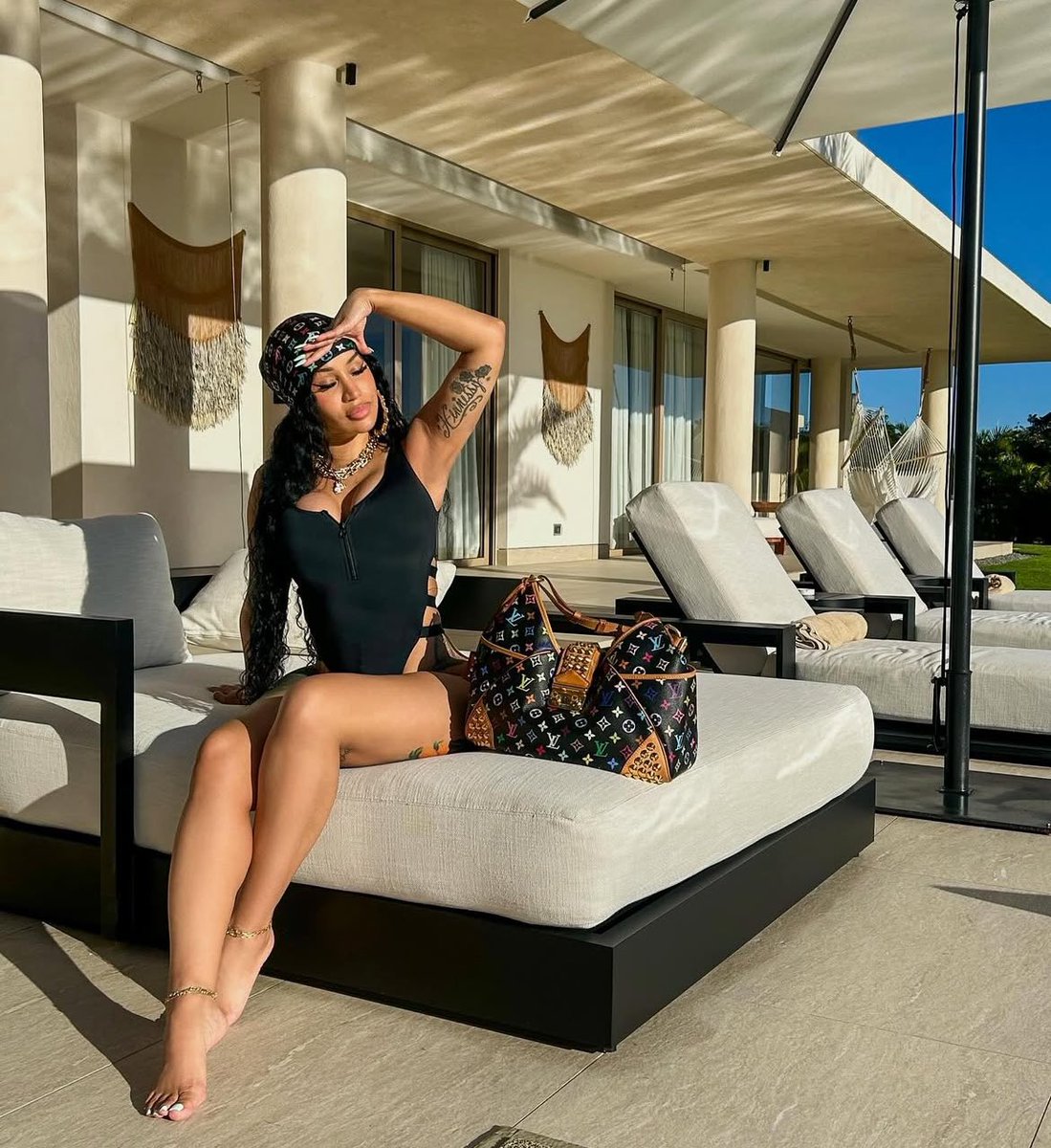 updatesofcardi's tweet photo. Cardi B is so bad 😩 https://t.co/1ivveBVk2h