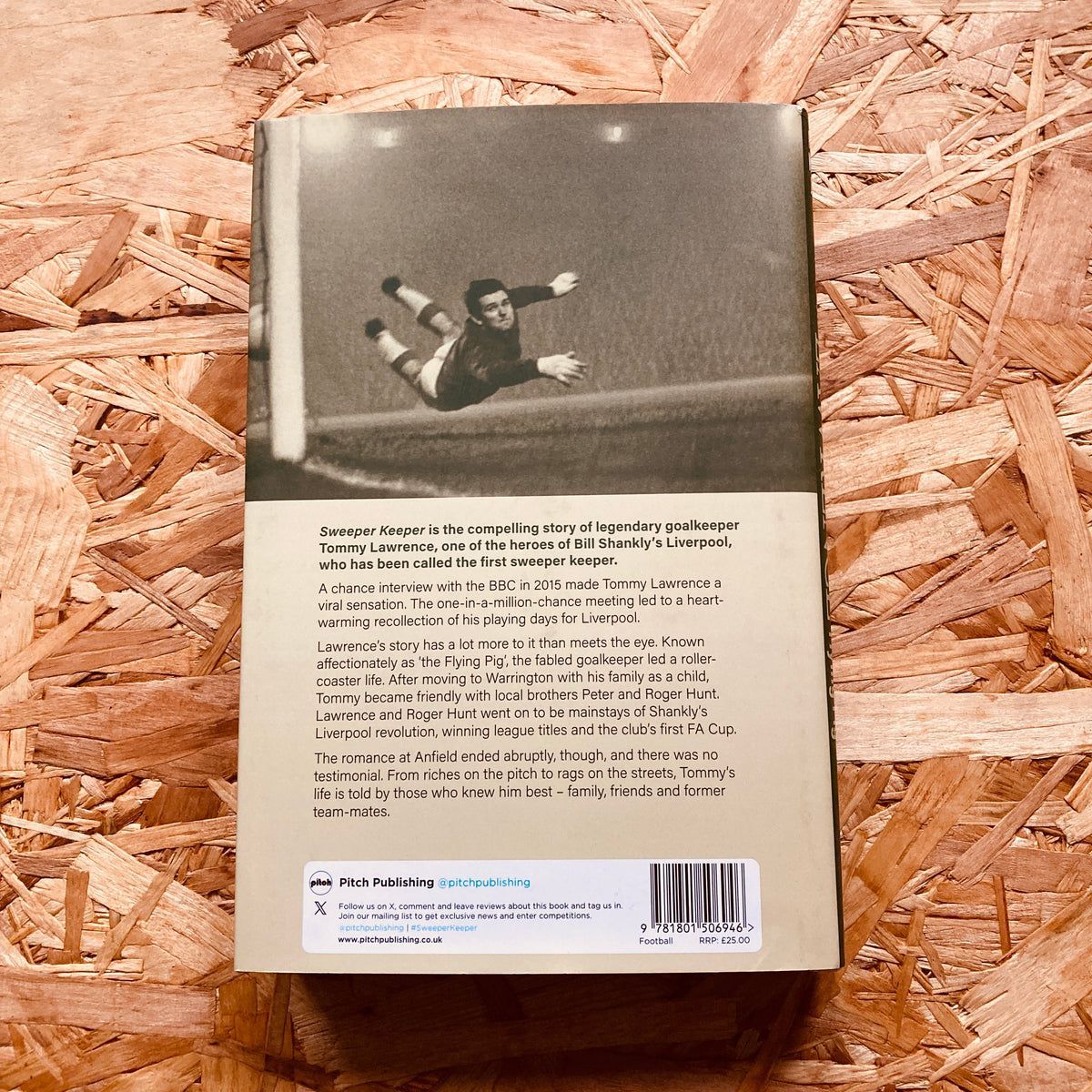 𝐑𝐄𝐒𝐓𝐎𝐂𝐊 | SWEEPER KEEPER by <a href="/PeterKennyJones/">Peter Kenny Jones</a>

The compelling story of legendary goalkeeper Tommy Lawrence, one of the heroes of Bill Shankly's Liverpool, who has been called the first 'sweeper keeper'. 

<a href="/PitchPublishing/">Pitch Publishing 📚 Sports Books</a>

🛒 stanchionbooks.com/products/sweep…