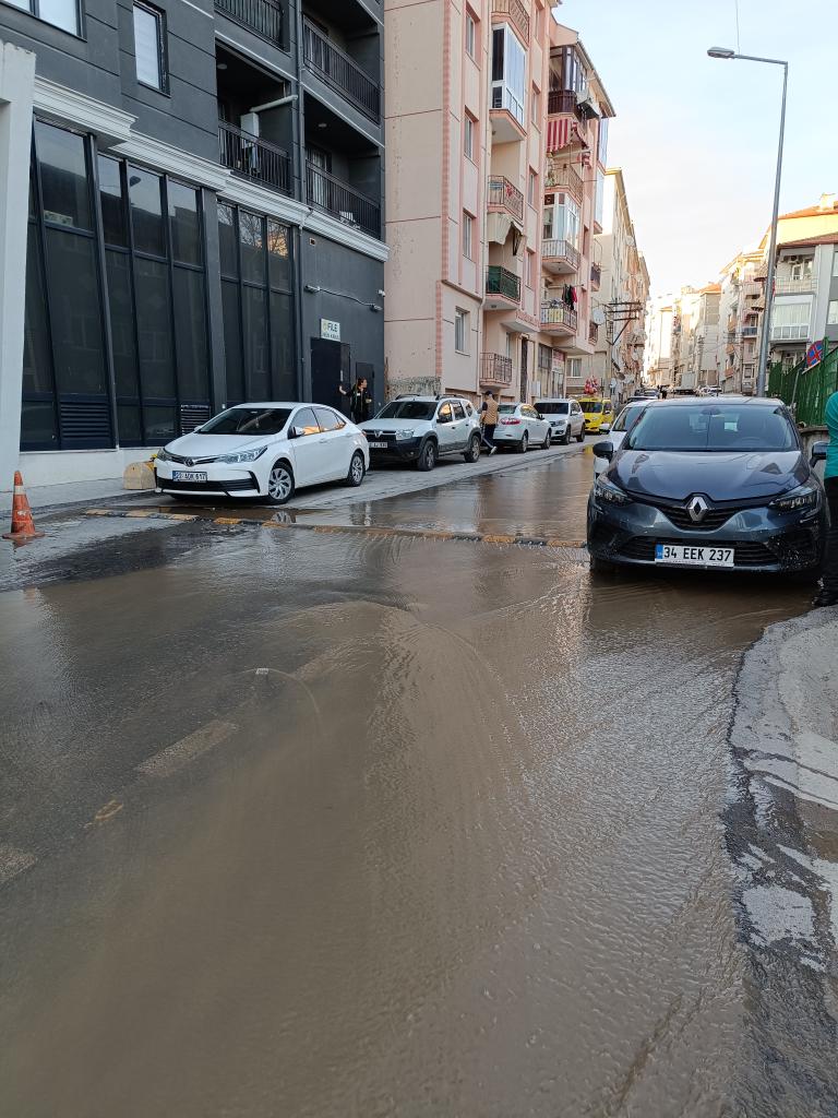 File market yanı ne yazık ki durum bu. Yine ayşekadın tabiiki. <a href="/EdirneBel/">Edirne Belediyesi</a> <a href="/edirne_valiligi/">Edirne Valiliği</a> <a href="/edirneajans/">Edirne Ajans🇹🇷</a>