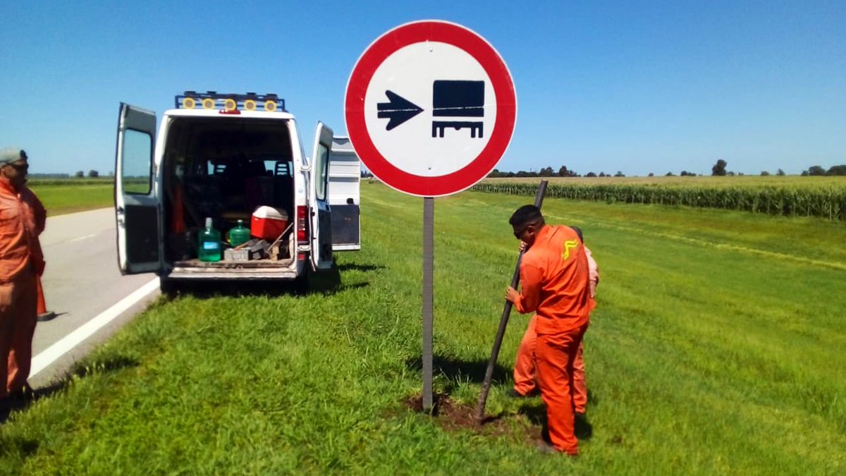 CamdelasSierras's tweet image. 🚸 Señalización repara y reemplaza señales de #tránsito ubicadas a lo largo de #Ruta36 Autovía Córdoba - #RíoCuarto.
